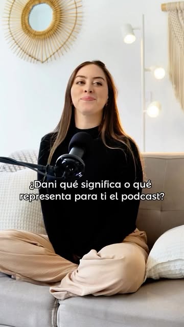 Invitada conversando frente a un micrófono