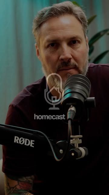 Invitado frente a un micrófono en el estudio Homecast