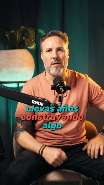 Creador hablando frente a un micrófono en el estudio