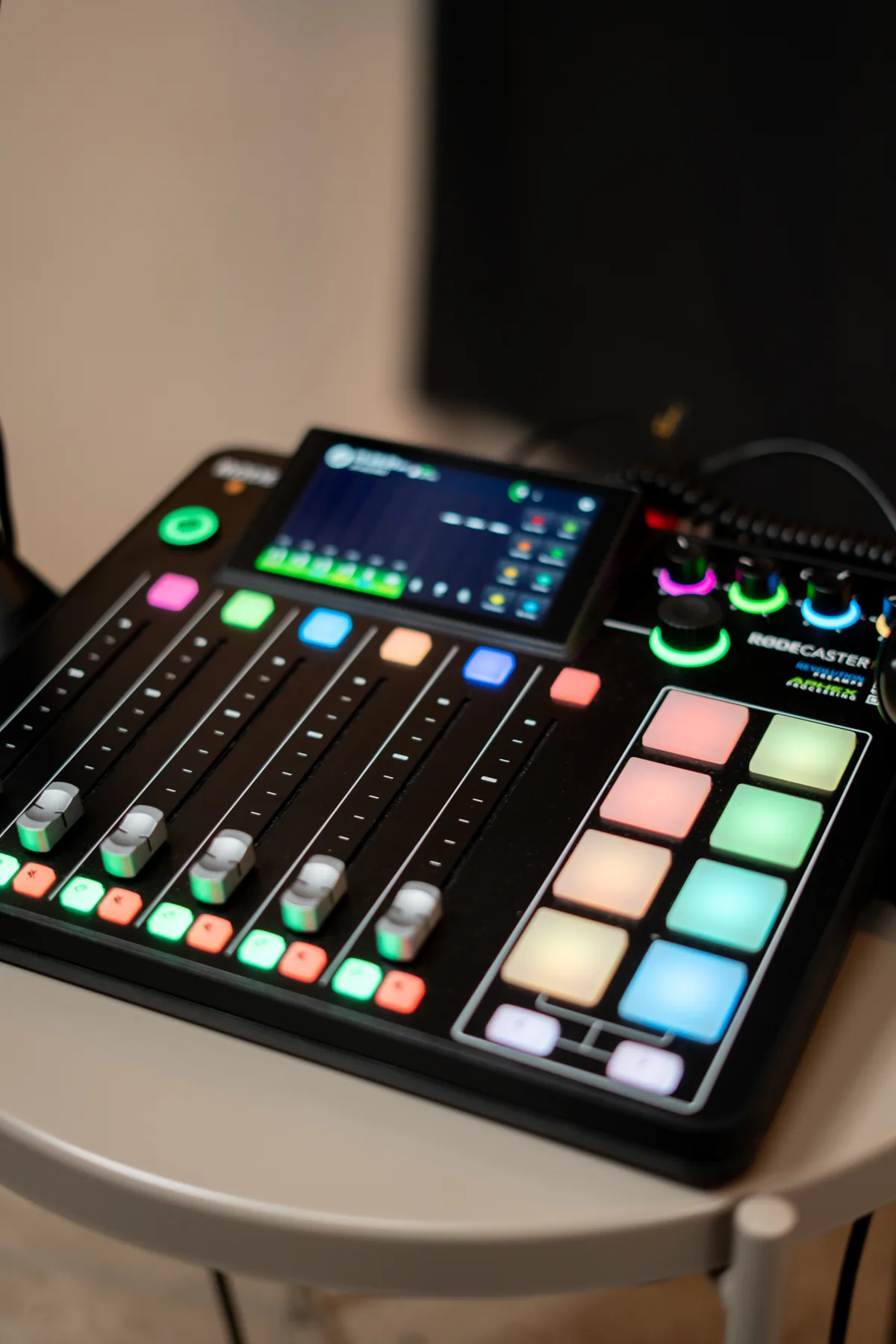 Consola de audio para editar y publicar contenido Homecast